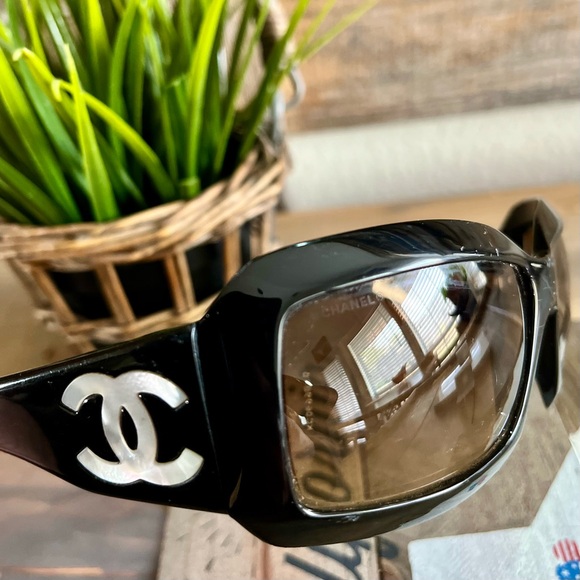 Chanel Mother Of Pearl Vintage Sunglasses - Picture 7 of 15